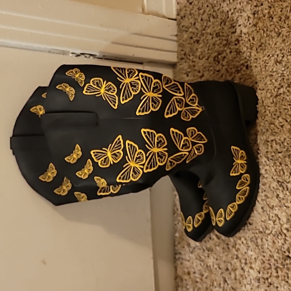 Butterfly point toe boots